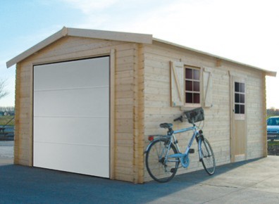 Un chalet de voiture carport avec une porte automatique et motorisée